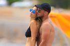 Wesley Sneijder relaxuje na pláži v náručí manželky