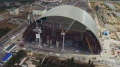 Zničený černobylský reaktor zakryje nový sarkofág. Je navržen tak, aby zajistil bezpečnější prostředí a dovolil konečné rozebrání stárnoucí stavby.