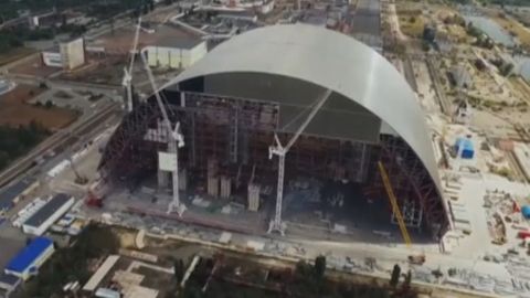 Nad zničeným černobylským reaktorem roste nový sarkofág. Dovolí stavbu rozebrat