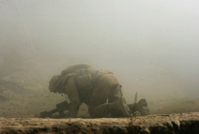 Zraněný kanadský voják sil NATO se plazí ke krytu pár vteřin poté, co byla jeho pozice zasažena střelou Talibanu. Snímek byl pořízen v jižním Afghánistánu, 23. říjen 2007.