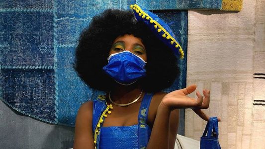 Parádní šaty z tašek Ikea. Studentka dokáže proměnit běžné nákupní tašky v luxusní módu