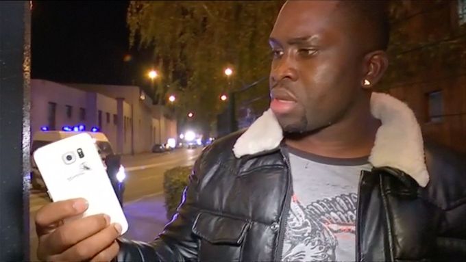 Teroristé zaútočili v pátek na několika místech v Paříži. Muž přežil výbuch u fotbalového stadionu jen díky tomu, že jeho mobil zachytil létající střepiny.