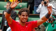 Rafael Nadal se se slzami v očích radoval z vítězství nad Novakem Djokovičem.