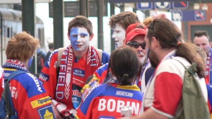 Fanoušci hokejových Budějovic právě dorazili do Prahy.