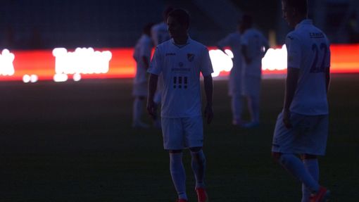 Na Julisce byla tma. V 54. minutě zápasu Dukla - Baník zhasla světla stadionu a téměř hodinu se nehrálo.