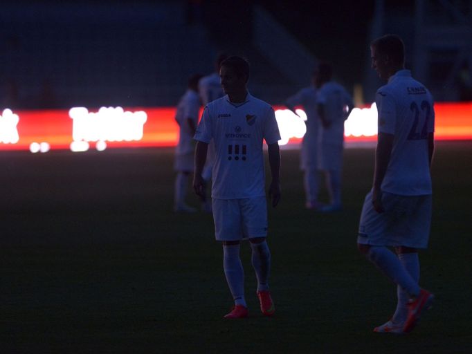 Na Julisce byla tma. V 54. minutě zápasu Dukla - Baník zhasla světla stadionu a téměř hodinu se nehrálo.