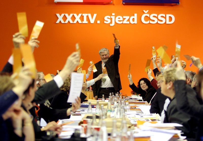 Delegáti sjezdu ČSSD hlasují o změnách stanov strany