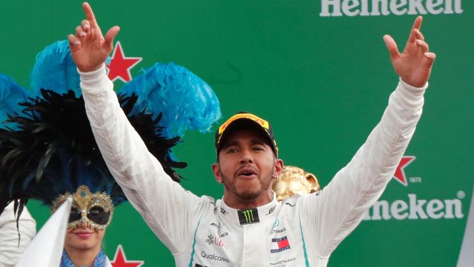 Lewis Hamilton slaví triumf ve Velké ceně Itálie.