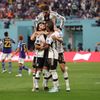 Radost fotbalistů Německa poté, co Ilkay Gündogan proměnil penaltu v utkání MS 2022 Německo - Japonsko
