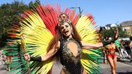 Londýn, Británie: Tanečnice při slavnostním pochodu na slavnosti Notting Hill Carnival.