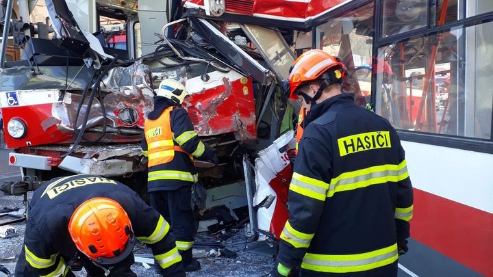V Brně se srazil trolejbus s tramvají, při nehodě se zranilo nejméně 25 lidí