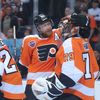 NHL v Praze: Philadelphia - Chicago: Jakub Voráček a brankář Carter Hart slaví vítězství 4:3.