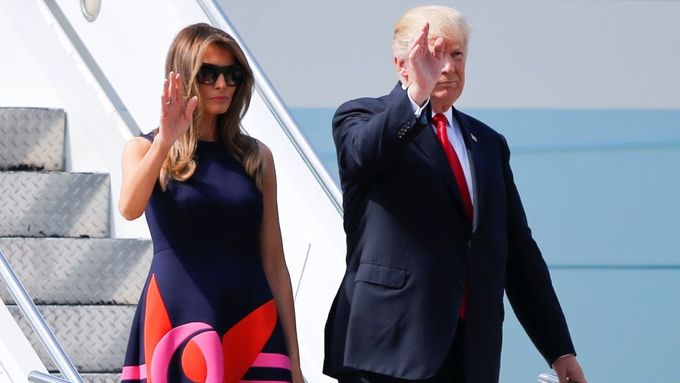 Donald Trump s manželkou Melanií po příletu do Hamburku, kde se americký prezident účastní summitu G20.