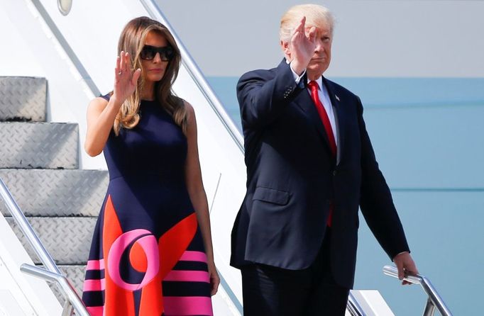 Donald Trump s manželkou Melanií po příletu do Hamburku, kde se americký prezident účastní summitu G20.