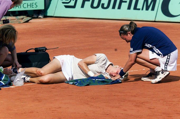 Tenistka Jana Novotná v roce 1999. Na snímku během tenisového turnaje Frech Open, kde utrpěla zranění, kvůli kterému musela ukončit sportovní kariéru.