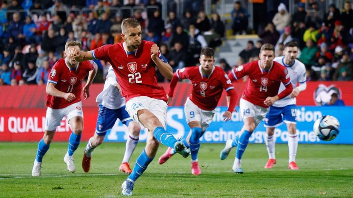 Česko - Faerské ostrovy. V útoku Schick a Chorý, Provod pouze na lavičce; Zdroj foto: Reuters