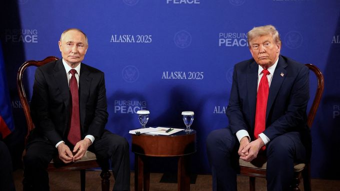 Americký prezident Donald Trump se setkal s ruským prezidentem Vladimirem Putinem k jednání o ukončení války na Ukrajině v Anchorage na Aljašce, USA, 15. srpna 2025. REU