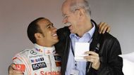 Nový šampion formule jedna Lewis Hamilton (vlevo) v objetí s předsedou správní rady automobilky Daimler AG a Mercedes Benz Dieterem Zetschem.