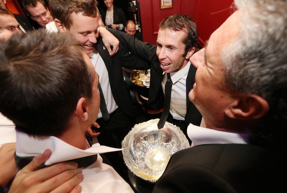Čeští tenisté slaví vítězství v Davis Cupu 2012