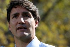 Pokrokový premiér v mládí chyboval. Trudeauova image před volbami trpí kvůli fotce