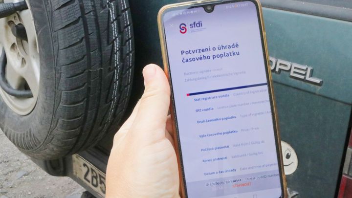 Dálniční známky se prodávají i neoficiálně. Je to dražší a rizikové, varuje stát
