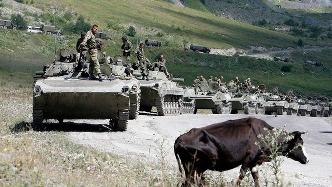 Kolona ruských bojových vozidel na cestě přes hory do Jižní Osetie