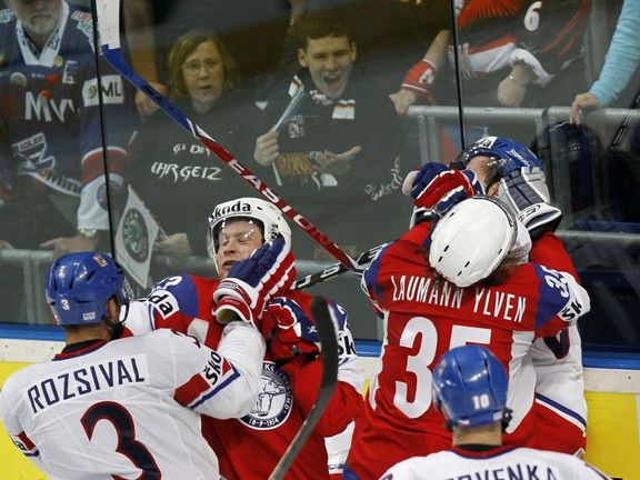 Čeští hokejisté zabředli na MS v roce 2010 do marného boje proti Norsku.