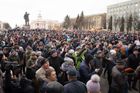 Na centrálním náměstí v sibiřském Kemerovu se v úterý sešly tisíce demonstrantů. Kritizují liknavý postup úřadů při vyšetřování tragického nedělního požáru.