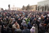 Na centrálním náměstí v sibiřském Kemerovu se v úterý sešly tisíce demonstrantů. Kritizují liknavý postup úřadů při vyšetřování tragického nedělního požáru.