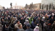 Na centrálním náměstí v sibiřském Kemerovu se v úterý sešly tisíce demonstrantů. Kritizují liknavý postup úřadů při vyšetřování tragického nedělního požáru.