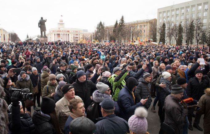 Demonstrace v Kemerovu kvůli vyšetřování požáru.