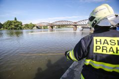 Ve Vltavě u Štvanice se utopil muž. Policie zjišťuje, zda to byla nešťastná náhoda, nebo sebevražda