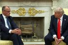 Trump německému kancléři: Invaze v Normandii pro vás "nebyl příjemný den"