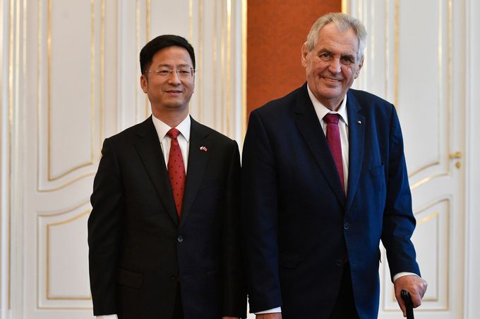 Prezident Miloš Zeman při jmenování nového čínského velvyslance Čang Ťien-mina.