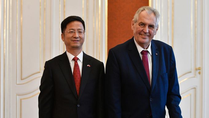 Čínský velvyslanec v ČR Čang Ťien-min a český prezident Miloš Zeman.
