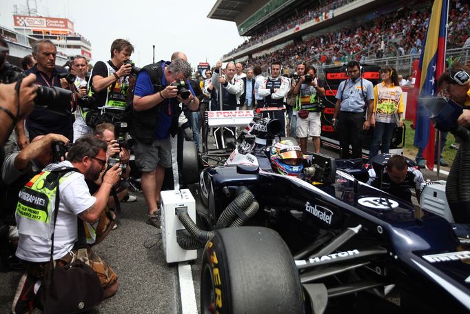 Pastor Maldonado si poprvé v životě užíval pozornosti  fotografů. Stál na pole position a závod v Barceloně dokonce vyhrál.