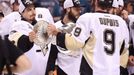 Pittsburgh - San Jose 6. finálový zápas SC. Marc Andre Fleury předává pohár Pascalu Dupuisovi