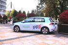 Praha spouští program sdílení elektromobilů. Lidé si mohou půjčit 15 elektrických Volkswagenů Golf
