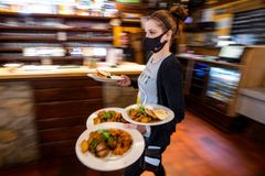 Desetitisíce Ukrajinek mohou najít práci v gastronomii. Vyřešily by nouzi o personál
