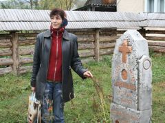 Marie Glebová u hrobu českého četníka Oldřicha Hrabala. Zabil jej Nikola šuhaj.