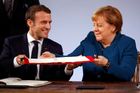 "Nová kapitola spolupráce." Merkelová a Macron podepsali smlouvu o integraci