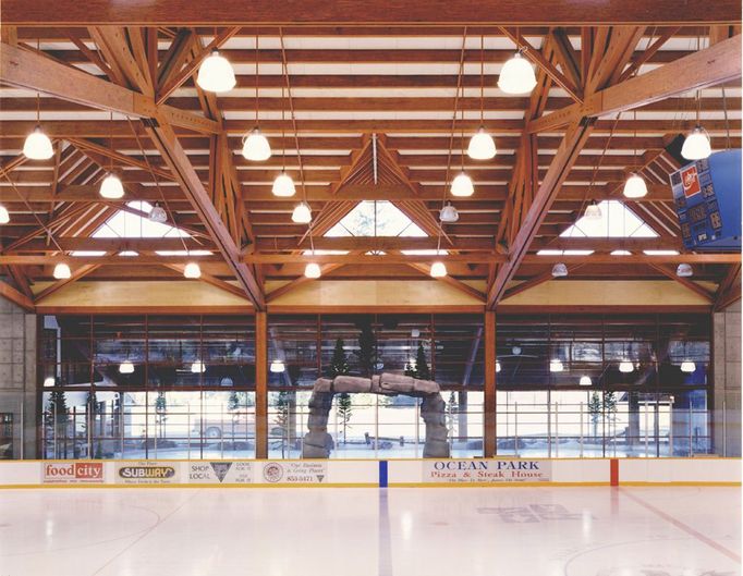 Abbotsford Arena, Abbotsford, British Columbia Sportovní a rekreační zařízení města.  Stavba získala dvě  ocenění - Award of Excellence - Recreation Commission of BC Municipalities, Power Smart Award - BC Hydro