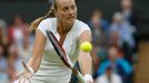 Petra Kvitová v zápase s Kirsten Flipkensovou na Wimbledonu 2013