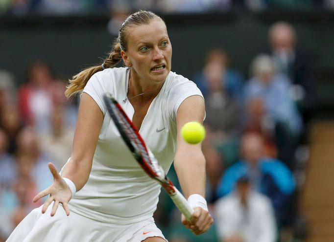 Petra Kvitová v zápase s Kirsten Flipkensovou na Wimbledonu 2013