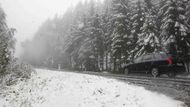 Částečně nebyla sjízdná Grossglocknerská silnice. Na alpské silnici na hřebeni Silvretta a na několika dalších vysokohorských komunikacích začala platit povinnost sněhových řetězů.