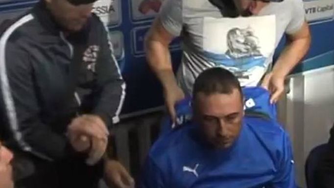 Fanoušci Levski Sofia svlékli na tiskovce trenéra Peteva