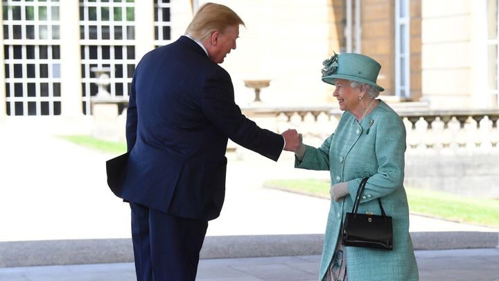Foto: Usmívající se královna a rozhovor s Charlesem. V Británii uvítali Trumpa