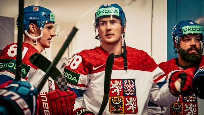 Martin Nečas, Radko Gudas a Dominik Kubalík ve filmu Zlatá cesta.