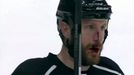 Zraněný Rob Scuderi z Los Angeles Kings po souboji se Stevem Bernierem