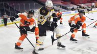 NHL: Boston Bruins at Philadelphia Flyers: David Krejčí, Travis Sanheim a Justin Braun